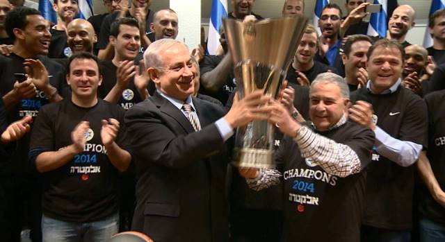 PM-Netanyahu-cheering-with-the-victors